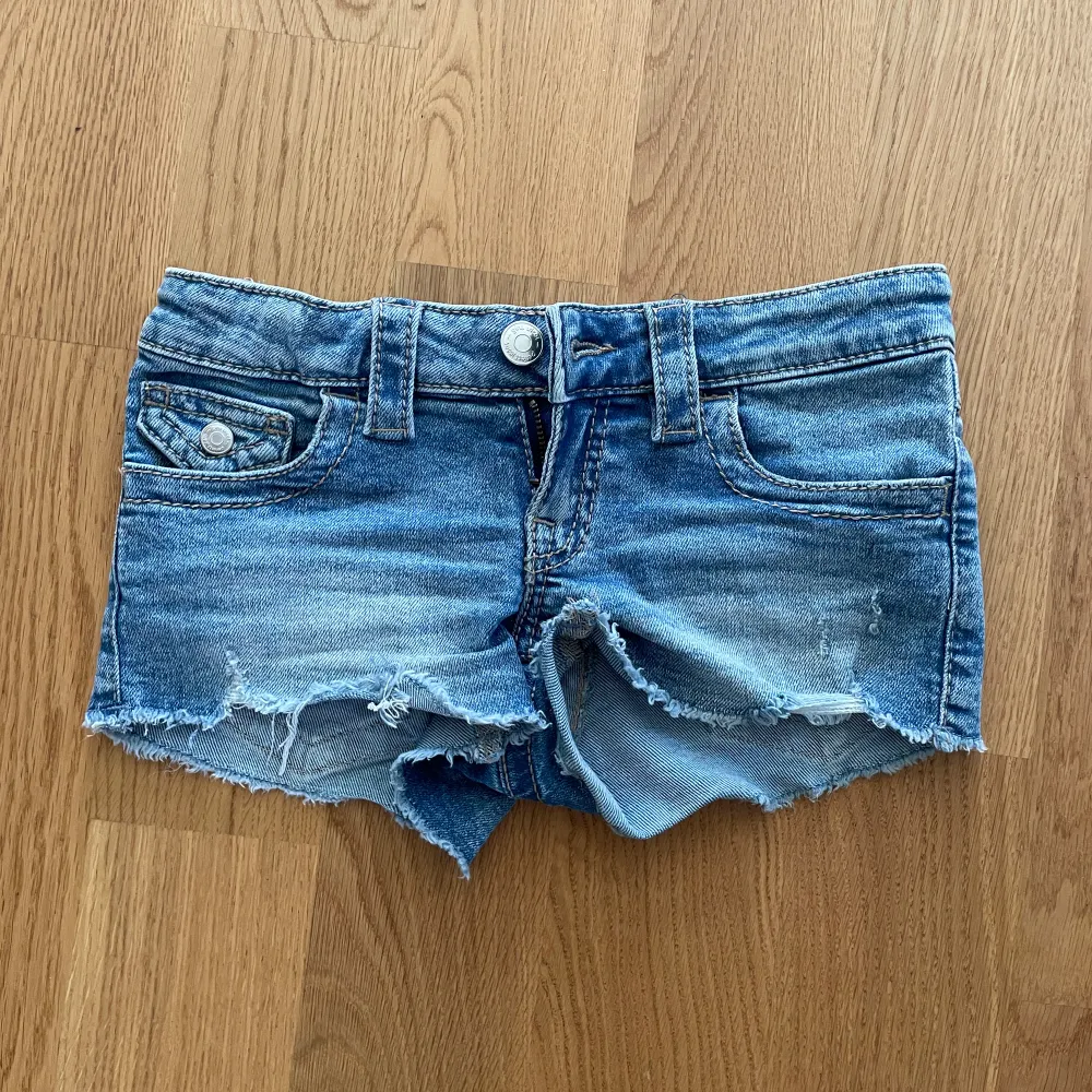 Säljer de här jättefina och populära lågmidjade jeansshortsen i storlek 140 från Gina Tricot. Köpte dem på Plick till min dotter men de var tyvärr för små för henne. . Shorts.