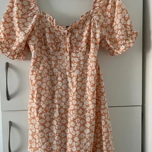 Klänning missguided  - Blommig klänning från missguided. Storlek 36