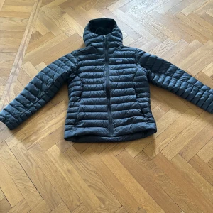 Patalgionia jacka - Säljer min patalgonia jacka då den inte används. Den är använd ett fåtal gånger och passar perfekt som en höstjacka.