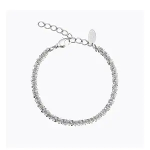 Helt ny och oanvänd, fick den som present. Är i modellen Gemma Bracelet Rhodium. köptes från deras orginala hemsida. Nypris:595kr.  köparen står för frakten ❤️