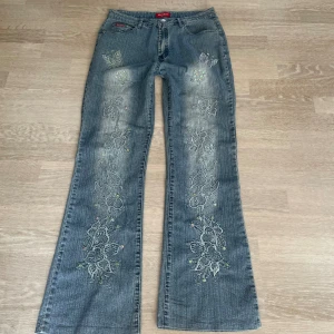 Coola broderade jeans - Säljer dessa såå unika och coola bootcut jeans med broderier🫶 Midjemått rakt över 39 cm och innebenslängden är 77 cm - Använd gärna köp nu❤️