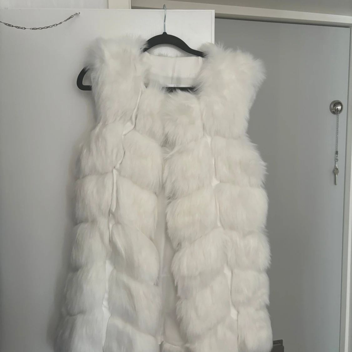 Vit fuskpäls väst