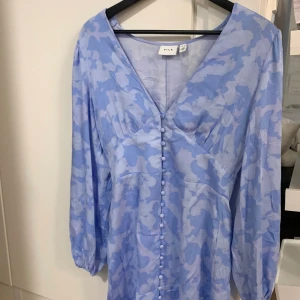 Klänning  - Klänning från Vila  Storlek 36  Endast använd en gång och är nu för liten för mig 