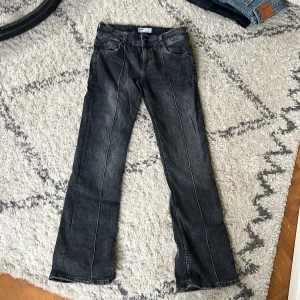 Gråa svarta jeans  - Jätte snygga jeans från berskha i storlek 40. Även stretchiga