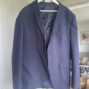 Mörkblå kavaj  - Sorlek 54. Bra skick, jag är 168cm 