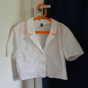 Snygg skjorta - Snygg skjorta som är kort i modellen. Säljer för den inte kommer till användning längre.