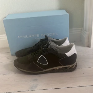 Philippe Model - Säljer dessa gröna Philippe Model Runners/Trainers i storlek 43, väldigt bra skick inga flaws eller liknande. Og box finns med som syns i varje bild. Mer info i dm😁