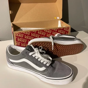Vans grå  - Säljer nu mina Vans få jag aldrig använt dem. Boxen finns och skrapan ör knappast använda.  Storlek 41,5 men passar till 42,5. (Priset är inte hugget i sten)