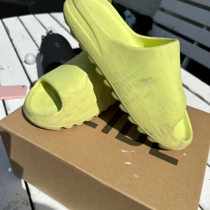 Adidas YZY Slide - Sonen säljer nu sina Yeezy Slides. Inköpta på Soleplus. Nypris 2400kr strl 46 (passar mellan 43-45 i normal strl) Pris 1500kr. Kan diskuteras vid en snabb affär. Vh Per