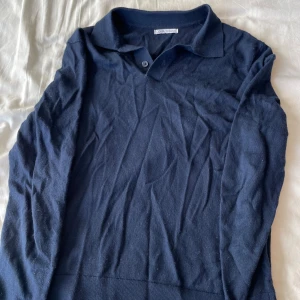 Mörkblå pikétröja från Zara - Säljer en högkvalitativ mörkblå pikétröja från Zara i storlek M. Tröjan är långärmad och har en klassisk krage med knapp. Perfekt för både vardag och lite mer uppklädda tillfällen. Materialet känns mjukt och bekvämt. Passar bra till höst och vår. Väldigt bra skick. Frågor? Skriv!
