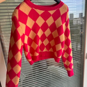 Stickad tröja fr Zara - Stickad tröja fr Zara, strl L. Kan skickas alt mötas upp i norra stockholms området :)