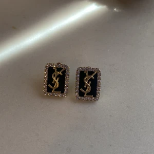 Inspererade ysl örhängen  - Inspererade ysl örhängen, oanvända  Ej äkta  