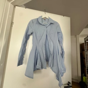Skjorta - Unik elegant skjorta, sitter så fint på med volanger nedtill 😍