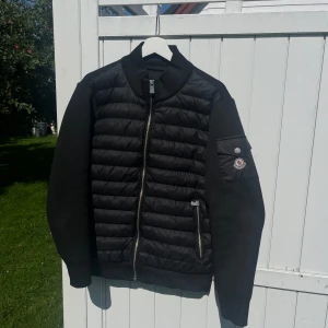 Moncler jacka  - moncler jacka Skick: 10/10 Storlek/ M Kom PM vid frågor eller funderingar  Priset kan diskuteras 