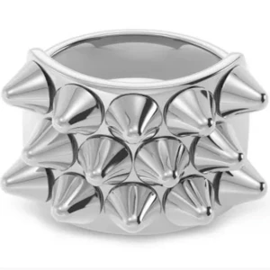 Silverfärgad ring med nitar - Säljer en cool och edgy silverfärgad ring med nitar. Ringen har en bred design och är täckt med flera spetsiga nitar som ger den en tuff look. Perfekt för att ge din outfit en rockig touch!