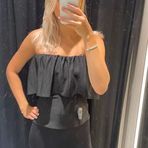 Svart tubtopp  - Svart volang tubtopp från zara, helt slutsåld🤍