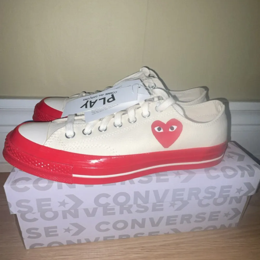 Säljer ett par snygga samt oanvända par Comme des Garçons Play x Converse skor.  Skorna är i storlek US 8,5/42 och är som sagt helt oanvända. Skoboxen medföljer:). Skor.