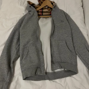 Burberry kofta - Använd burberry kofta som behållits i gott skick! Har valt att dra ur snörena men skickar självfallet med dem. Pris ej hugget i sten!