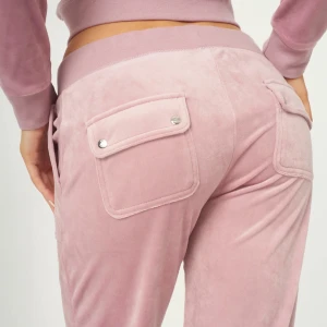 juicy couture - Säljer mina Juicy eftersom dom kommer inte till användning, nya ser ut som när jag fick dom från början. Sköna mjukis köpte för 1200kr säljer för 450 kr 