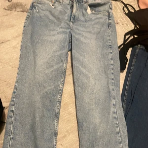Straight jeans - Straight high waist jeans. Ankle length i storlek 38.