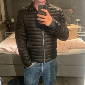 Colmar dunjacka  - Strl 46 / small 10/10 skick använt fåtal ggr Clean svart jacka för hösten!