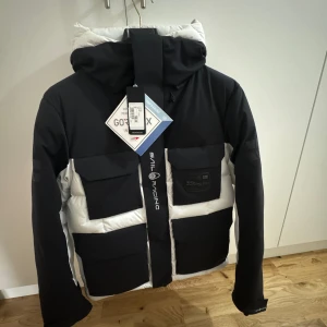 Sail racing GLACIER  - Säljer nu denna jacka, inte riktigt min smak. Endast använd för att testas.  Nypris 8000kr Den är i perfekt skick.   Hör av er för frågor, pris kan eventuellt diskuteras vid snabb affär. 