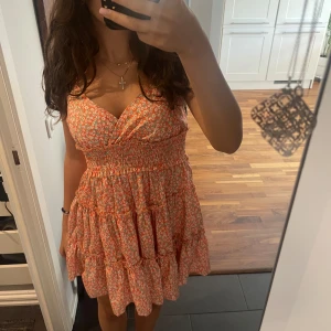Blommig klänning  - Blommig klänning som har använts ganska mycket, inget tecken på användning.💞🌸 Står ej vilken storlek det är men gissar på XS/S