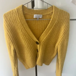 Kofta från and otvetydigt stories - Anständig fåtal gånger! I nyskick. Den är croppad så otroligt fin med högmidjade eller med lågmidjade byxor.