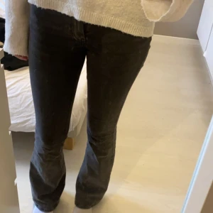Svarta bootcut jeans - Säljer ett par snygga svarta/gråa bootcut jeans. De är i bra skick och passar perfekt för både vardag och fest. Jeansen har en klassisk design med en bekväm passform.🖤