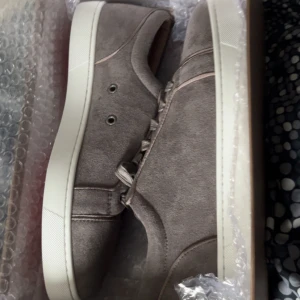 Loubs - Säljer mina loubs då dom inte kommer till användning längre. Hade skorna i 2 månader innan dom blev för små. Tvättade sulan innan ja tog bilderna.