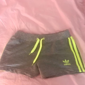Adidas shorts i neongrön och grå - Fina adidas shorts i neongrön och grå!! Skulle passa M/S