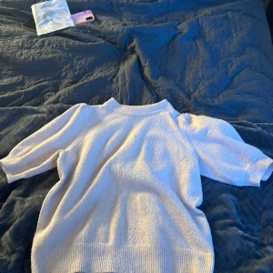 Kortärmad stickad tröja - En rosa o en lila, båda ser typ ljusrosa ut på bilderna 🤣 Nypris 225/st. Mitt pris 50/st eller 80 för båda. SMÅ I STORLEK! (Passar mig som har S/XS, de är i M och L)