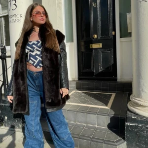 Vida mörkblå jeans  - Coola jeans, vida ben. Köpta från Asos. Har satt i ett skosnöre i midjan då de varit lite stora för mig, detta syns ej men kan ta bort ifall köparen önskar. Lämnar isåfall två små hål.   Storlek 32/32 jeansstorlek.