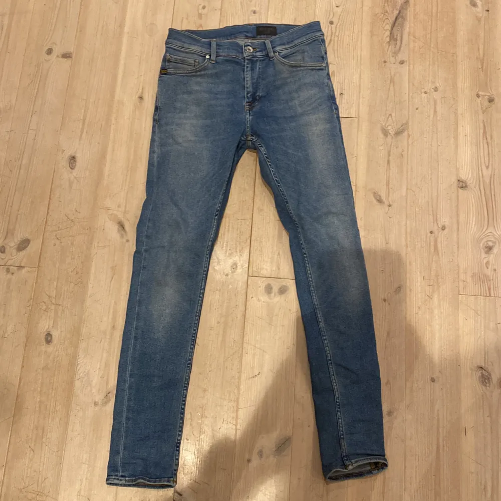 Väldigt bra skick har knappt använt dom inga skador kan gå ner i pris vid snabb affär . Jeans & Byxor.