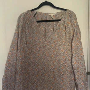 H&M klänning  - Aldrig använts, den e stor för typen S