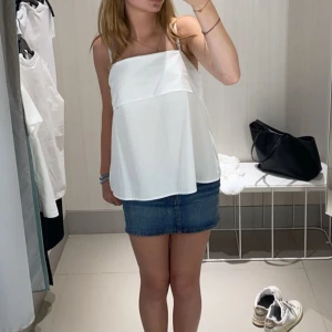 Gulligt linnetopp - Säljer min jätte gulliga topp som jag köpte på Åland. Den har inte används så den är i nyskick men utan prislapp. Den passar jättebra till jeanskjolar, shorts men även jeans. Skriv vid frågor eller prisförslag ❤️❤️