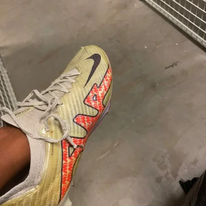 Fotbollsskor  - Ett par fotbollsskor som är i bra skick är bara litet lite hål där framme men annars är allt 