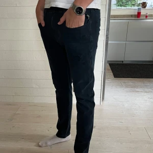 Replay  - Säljer mina replay jeans med slitningar som är i bra skick och knappt använda.