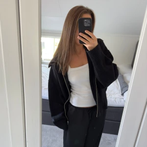 COS Knitted Zip-Up Jumper - Säljer denna jättefina stickade tröjan ifrån COS med dragkedja!! (OBS: Flyttar till USA i september så avslutar all min försäljning då).🇺🇸