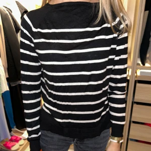 Tröja från Zara - Randig svart och vit tröja från zara i storlek XS i fint skick. Nypris 299🎀