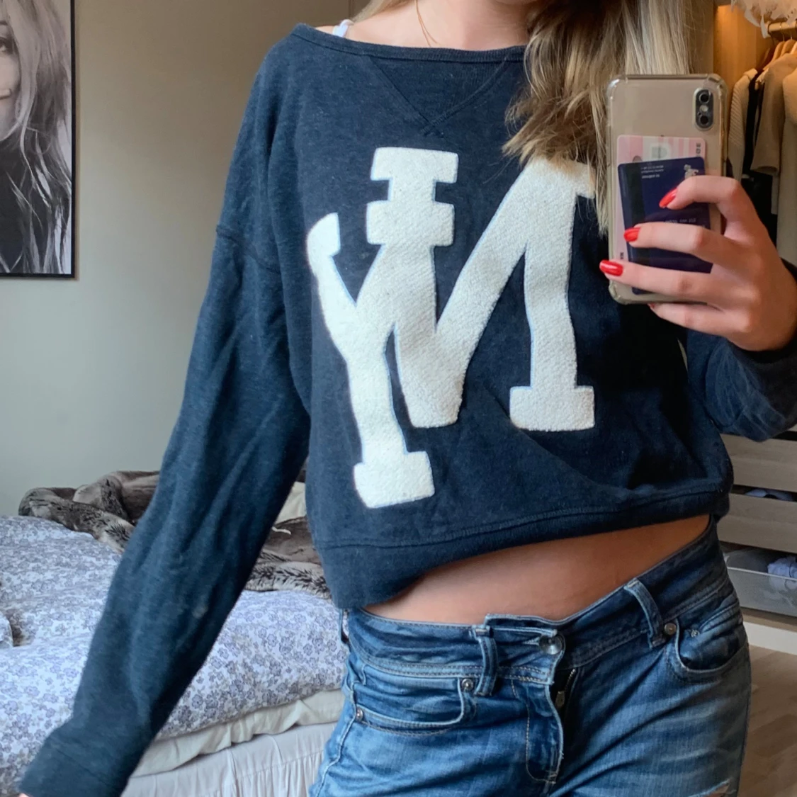 Mörkblå croppad tröja med stort vitt tryck - 90