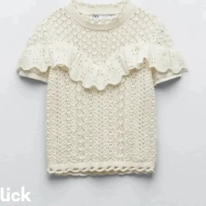 Zara topp - Super söt volang topp från zara i storlek M men är lite liten i storleken så sitter mer som S. Knappt använd ✨