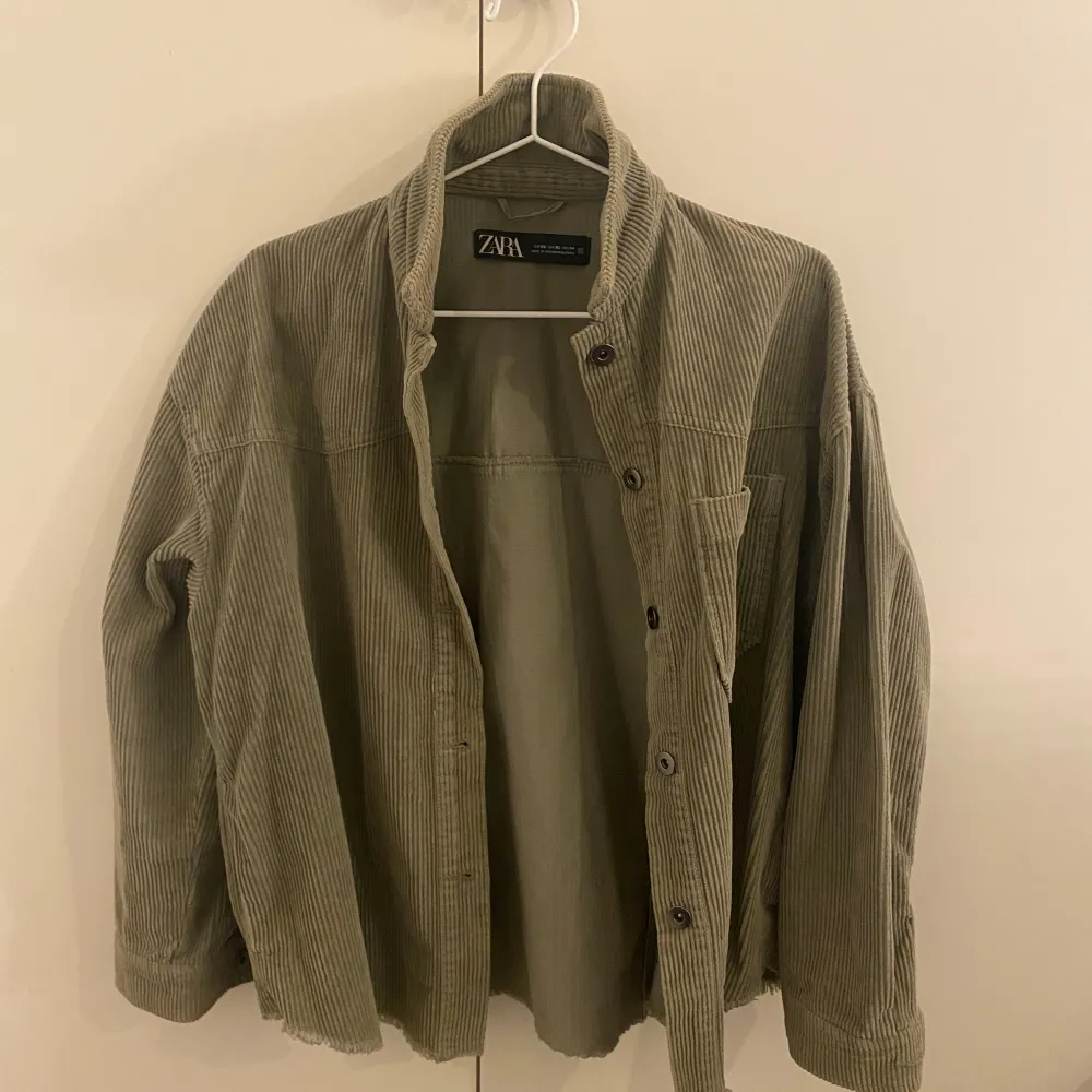 Säljer en snygg grön manchesterjacka från Zara. Jackan har en avslappnad passform med knappar framtill och en bröstficka. Perfekt för lager-på-lager-stil under höst och vår.. Takit.