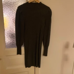 Grå stickad klänning - Säljer min otroliga stickade klänning då den inte kommer till användning, detta kan vara den skönaste klänningen någonsin! Den är från ONLY och har storleken L men jag har S i alla mina kläder och den passar även mig, den är väldigt stretchig så passar alla!
