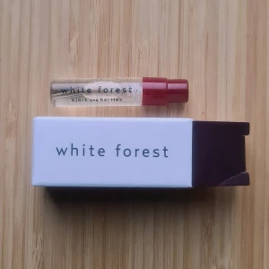 björk and berries White Forest 1.5ml sample - Ursprungligen 1,5 ml, testad några gånger men majoriteten kvar (mängd kvar som på bilden). Inköpt december 2024.