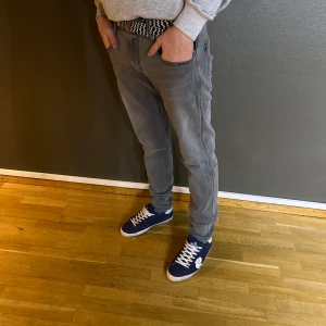 Replay jeans  - Säljer ett par snygga Replay jeans i storlek 32/34 men sitter mer som 30/32 modellen är 176 och väger 60-65
