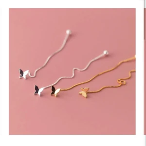 Fjärilsörhängen från Nordiskt Sken - Eleganta fjärilsörhängen från Nordiskt Sken i guld. De har en fin kedjedesign med en liten kula i slutet. Säljer då jag inte använder silver, aldrig använda💕