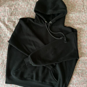 Svart hoodie från BikBok - Säljer en klassisk svart hoodie från BikBok i storlek M. Super skön och passat till allt! 