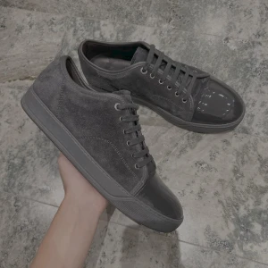 Lanvin cap toe  - Ett par hel gråa lanvins som passar 44. Skorna är i väldigt bra skick och inget og medföljer!