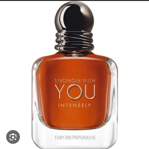 Stronger With You Intensely från Emporio Armani - perfym från emporio armani säljer då min systers kille inte gillade lukten på den och använder inte plick. Den är använd max 2 gånger kom privat för fler bilder.